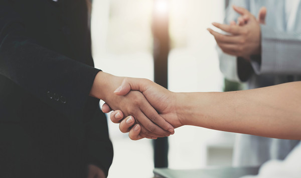 集團(tuán)如何建立和維護(hù)與戰(zhàn)略合作伙伴的關(guān)系？