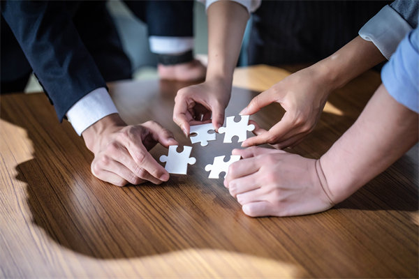 聚焦年度經(jīng)營計劃實施，強(qiáng)化內(nèi)部管理，提升運(yùn)營效率