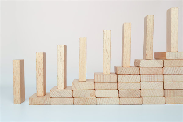 精心制定經(jīng)營策略，確保企業(yè)穩(wěn)健發(fā)展，實現(xiàn)長期盈利