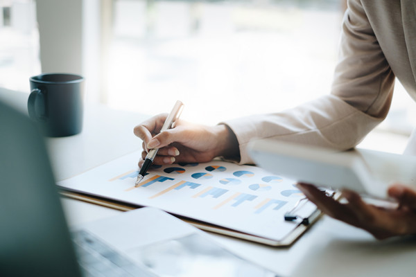 預(yù)算管理過程中如何有效應(yīng)對市場波動與不確定性？