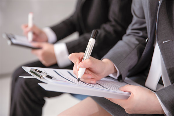 員工培訓與發(fā)展計劃如何個性化定制以滿足成長需求？