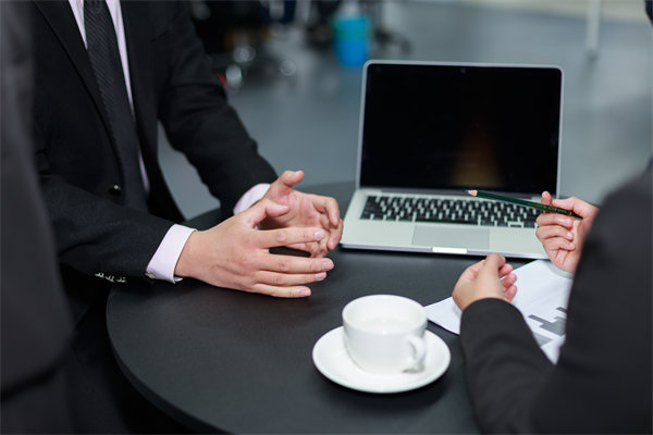 如何實(shí)施360度績(jī)效評(píng)估，確保反饋全面且客觀？