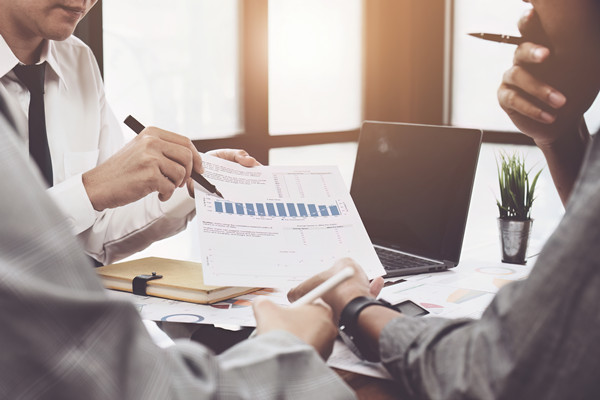 年度計(jì)劃中，如何量化評估風(fēng)險(xiǎn)與應(yīng)對策略？