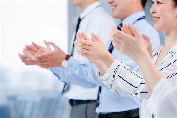 組織變革中，如何管理員工情緒與阻力，確保平穩(wěn)過(guò)渡？