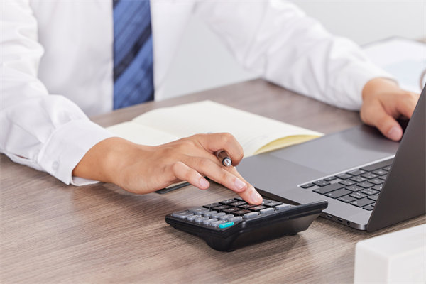 如何建立高效預(yù)警系統(tǒng)，及時應(yīng)對預(yù)算超支風(fēng)險？