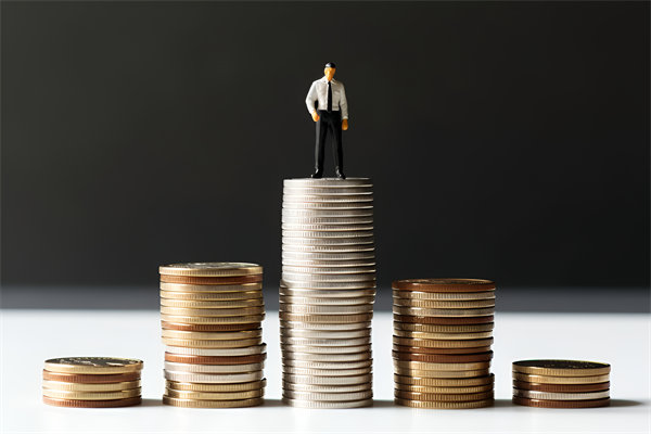 市場競爭激烈，如何制定薪酬策略以吸引并留住人才？