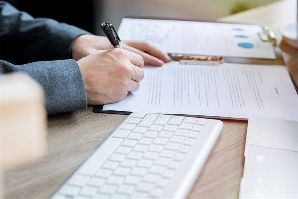 如何確保薪酬績(jī)效體系公平透明，增強(qiáng)員工信任？