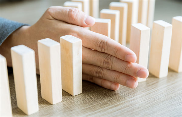 在年度經(jīng)營計劃中，如何有效識別并應對潛在風險？