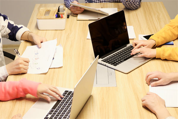 數(shù)字化轉(zhuǎn)型背景下，企業(yè)戰(zhàn)略應如何創(chuàng)新與升級？