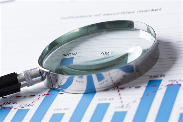 在制定年度經(jīng)營(yíng)計(jì)劃時(shí)，如何考慮行業(yè)趨勢(shì)和政策影響？