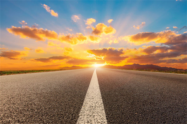 兩會(huì)熱議破解企業(yè)“生長(zhǎng)痛”，對(duì)企業(yè)戰(zhàn)略管理有何啟示？