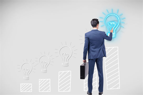 如何通過(guò)預(yù)算分析，識(shí)別企業(yè)運(yùn)營(yíng)中的潛在風(fēng)險(xiǎn)與機(jī)遇？