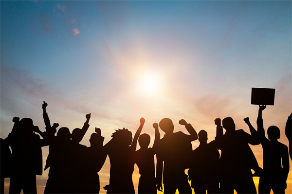 多家公司通知帶薪放假看閱兵，績效管理有何啟示？